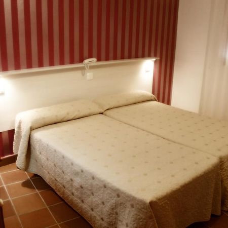 Hostal Plaza De Italia Caces Δωμάτιο φωτογραφία