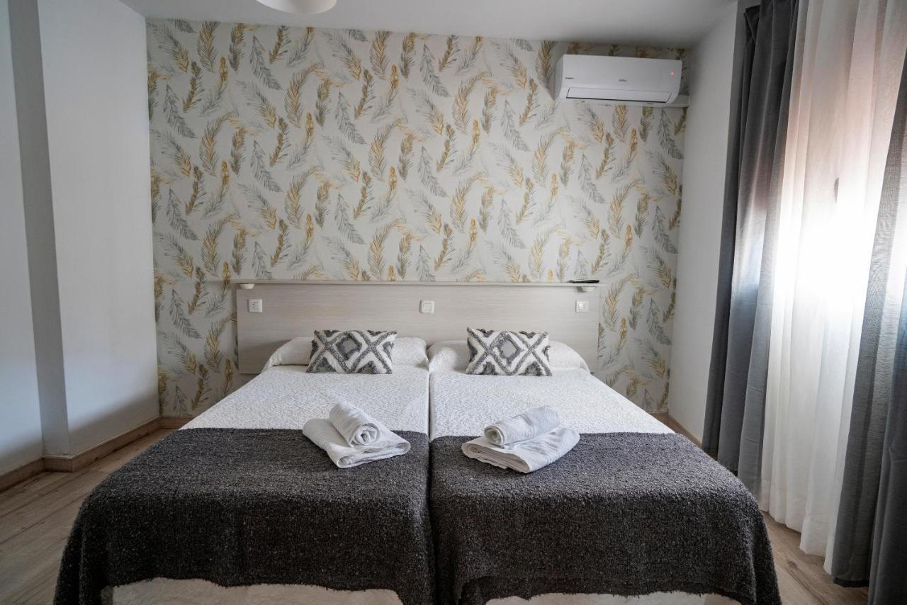 Hostal Plaza De Italia Caces Εξωτερικό φωτογραφία