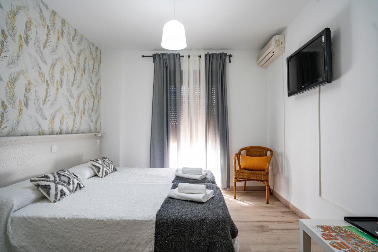 Hostal Plaza De Italia Caces Εξωτερικό φωτογραφία