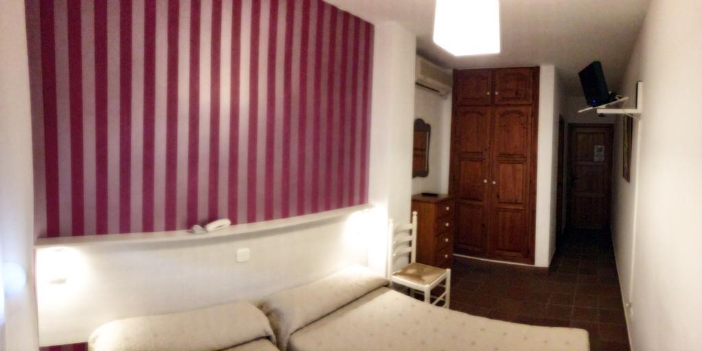Hostal Plaza De Italia Caces Δωμάτιο φωτογραφία